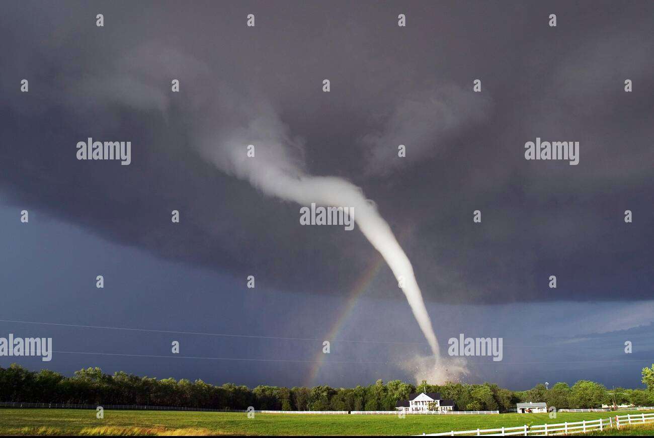 Sehr erstaunliche Aussicht auf Tornado und Regenbogen Puzzlespiel online