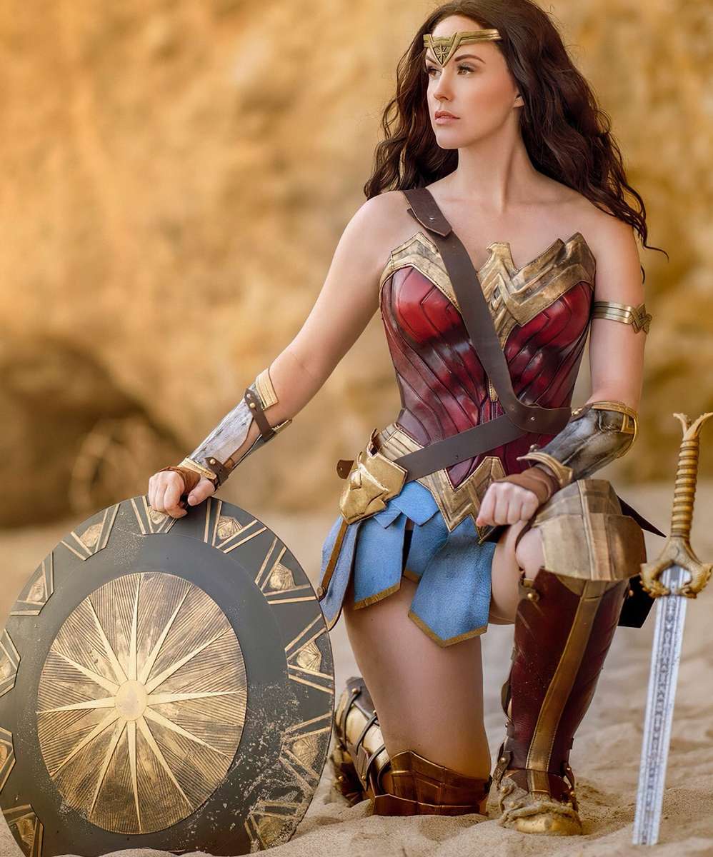 Meg Turney in armatura come Wonder Woman puzzle online