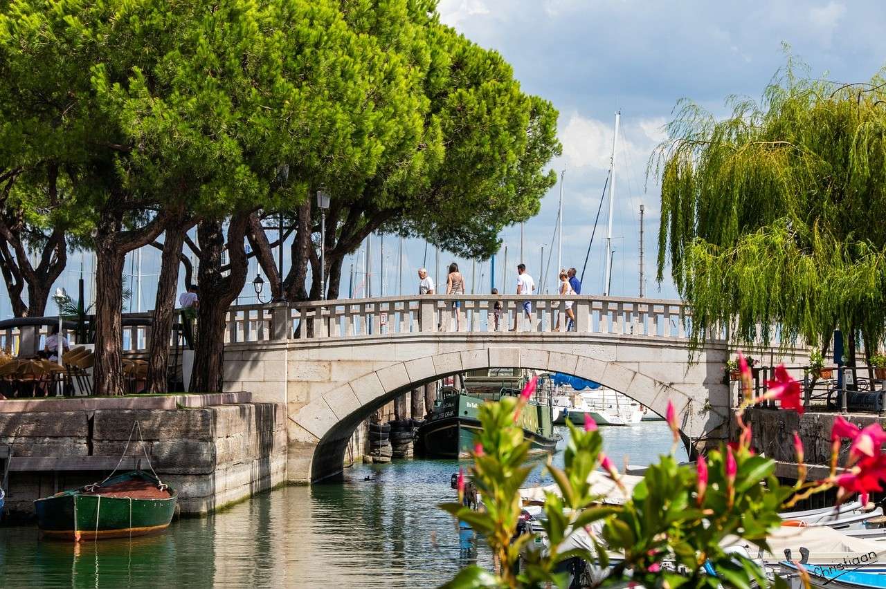 橋、ガルダ、イタリア、湖。 オンラインパズル