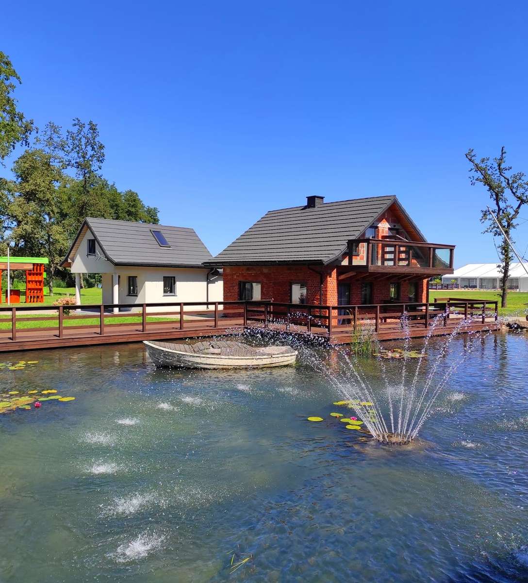 Une maison au bord d'un étang avec une fontaine puzzle en ligne