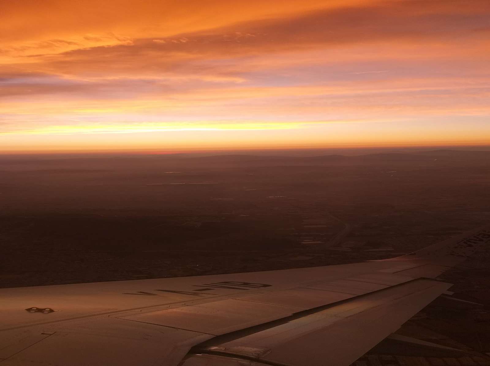 20. 飛行機の翼の夜明け オンラインパズル