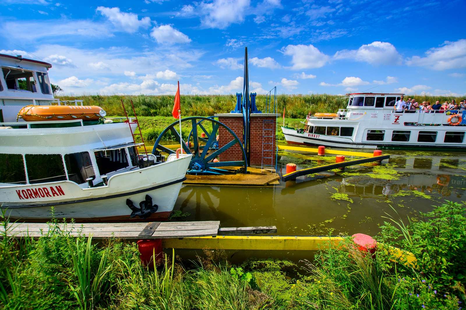 Passage de bateaux de croisière sur le canal Elbląg puzzle en ligne