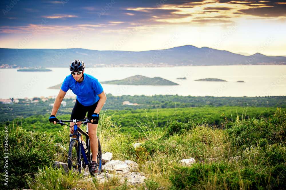 Faire du vélo en montagne puzzle en ligne