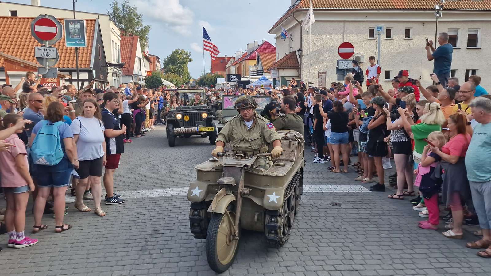 Retro military parade in Hel jigsaw puzzle online