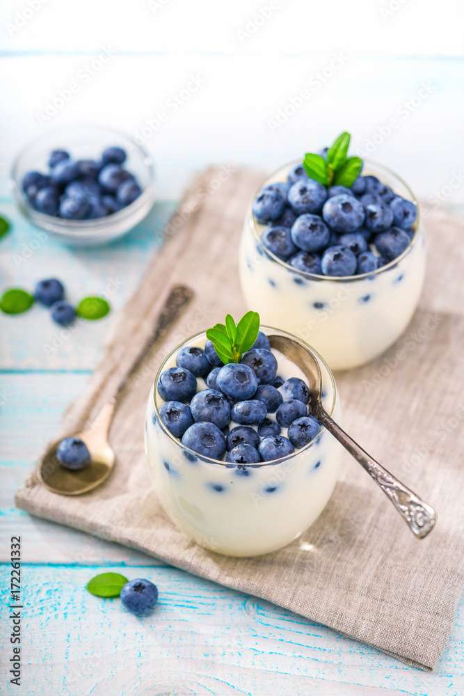 Yogur con Arándanos en un Vaso de Vidrio rompecabezas en línea