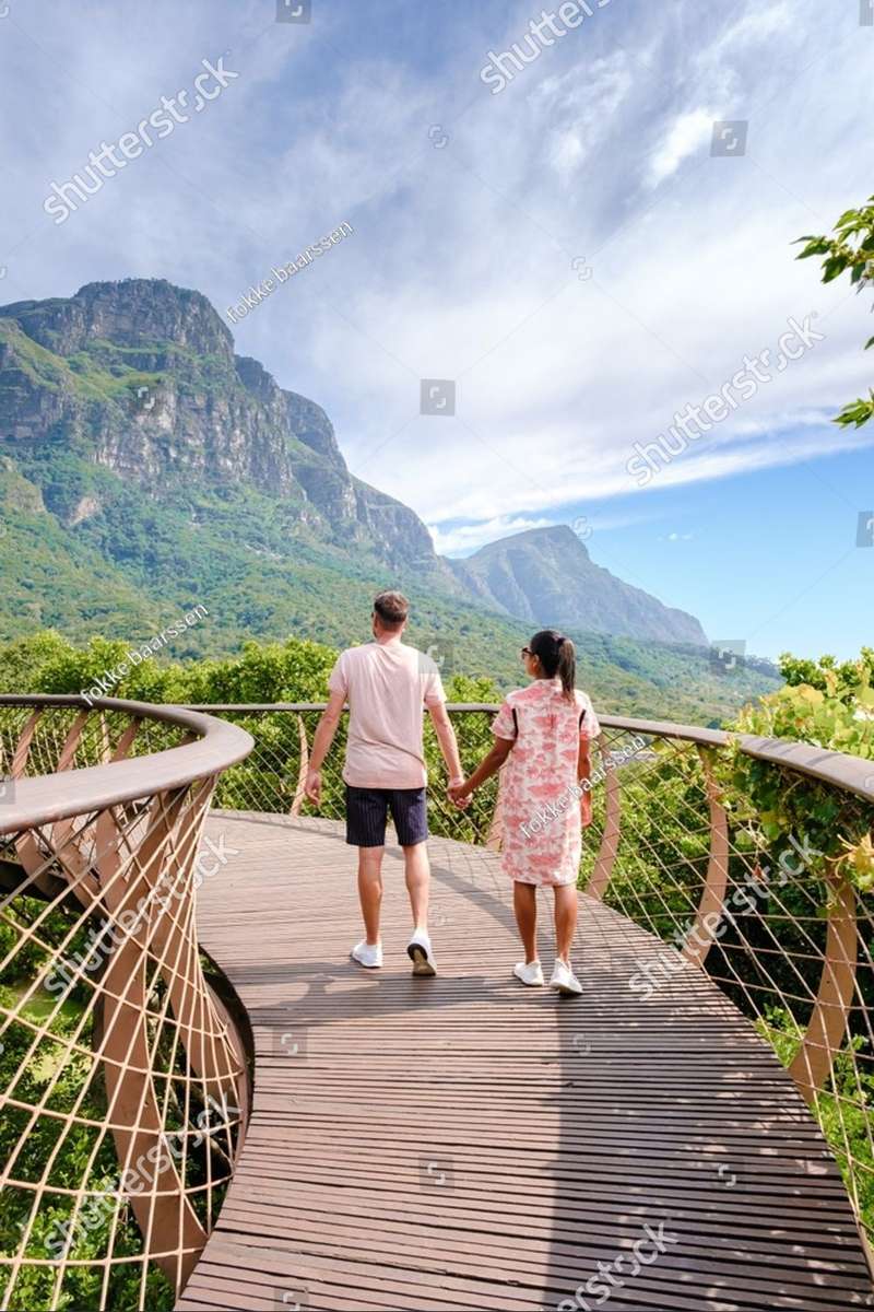 Pareja caminando hacia el hermoso y exuberante paisaje de Sudáfrica rompecabezas en línea