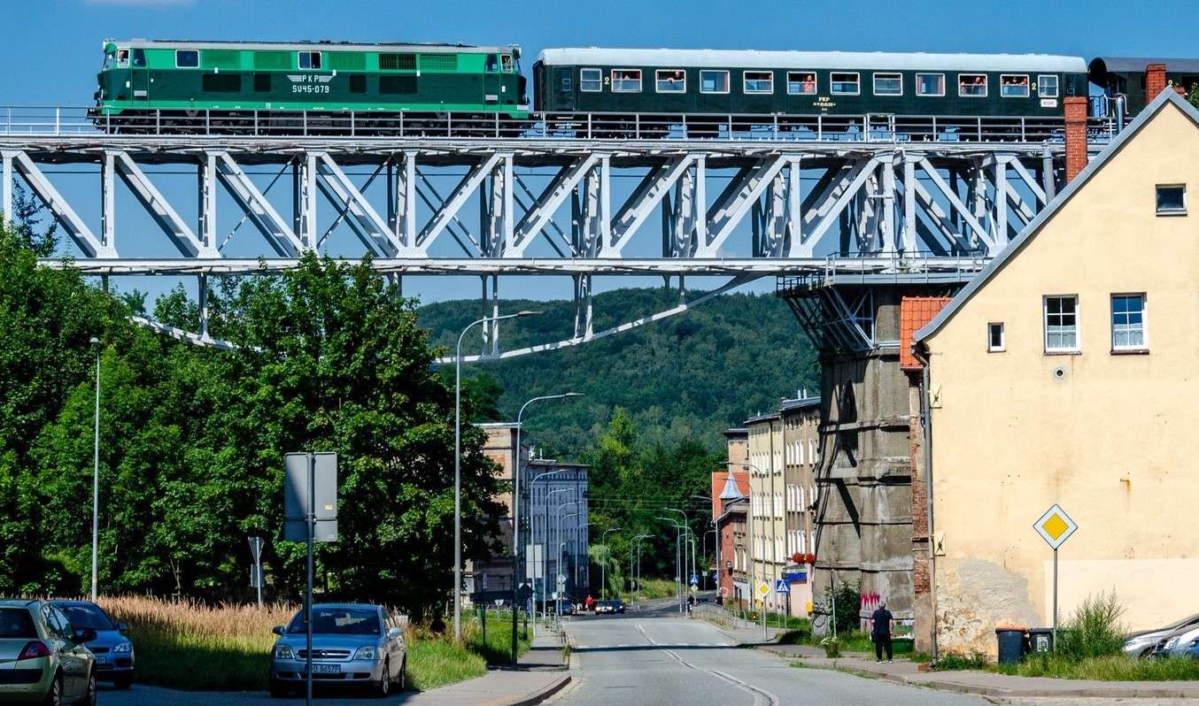 通りにかかる橋の上を電車が走る ジグソーパズルオンライン