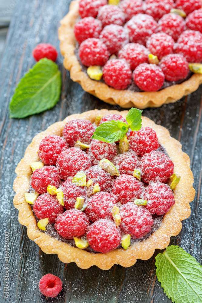 Cakes with Chocolate, Raspberries and Pistachios online puzzle