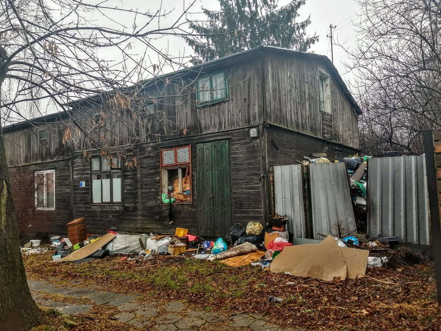 Занедбана дерев'яна будівля онлайн пазл