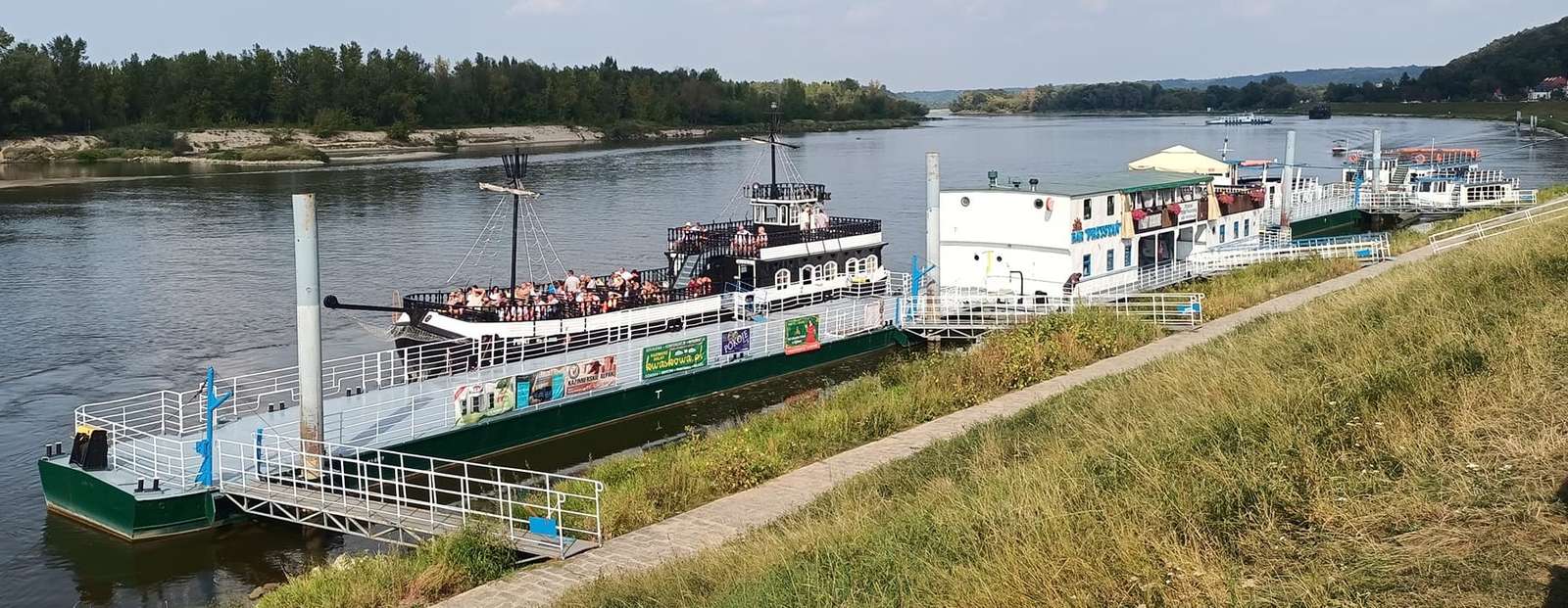 Kryssningsfartyg på floden Vistula i Kazimierz Dolny pussel på nätet