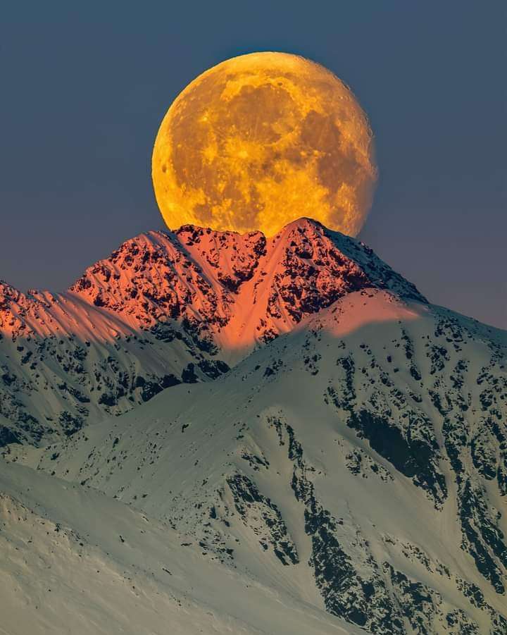 lune sur les montagnes puzzle en ligne