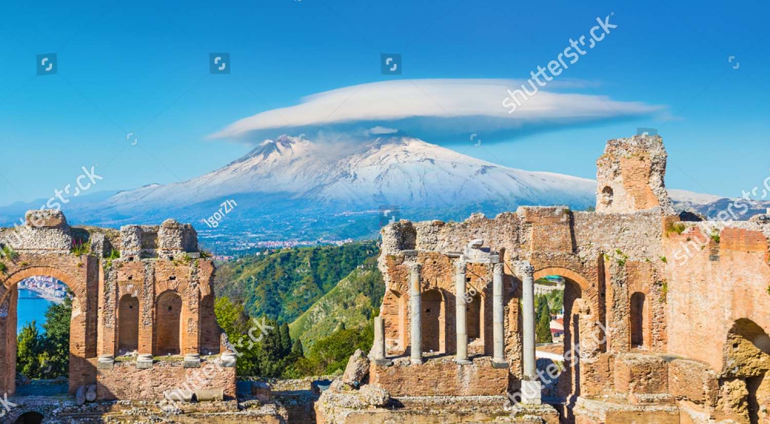 Starověké budovy a sopka Etna, Sicílie Itálie skládačky online