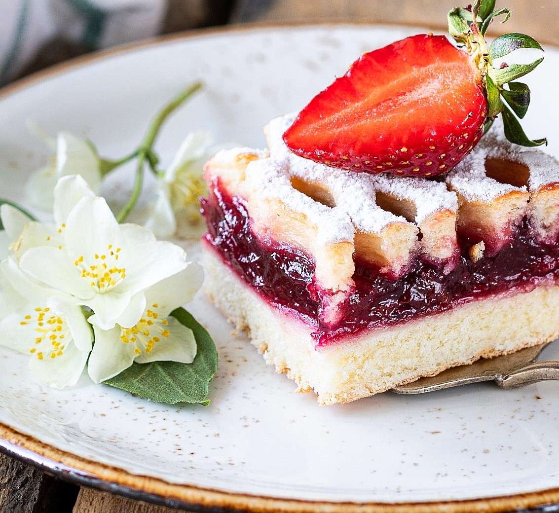 Un trozo de tarta con fresa rompecabezas en línea