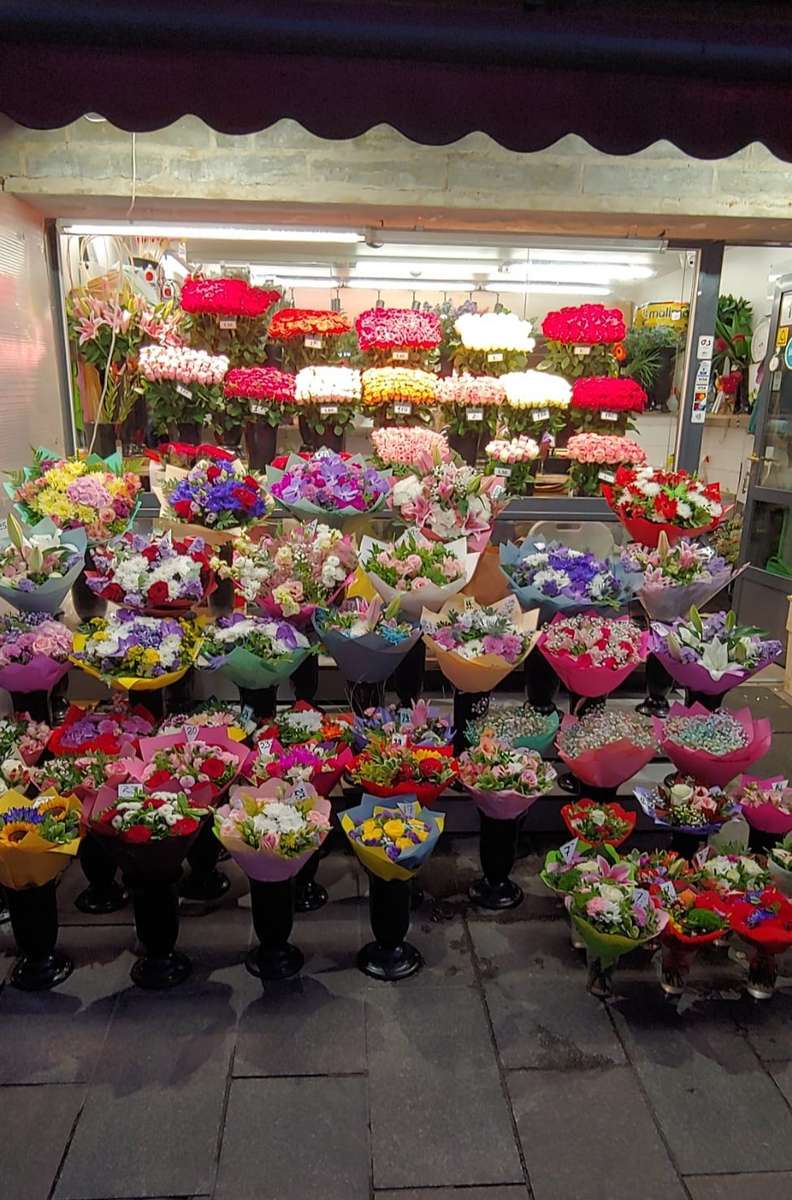 floricultura na rua à noite quebra-cabeças online