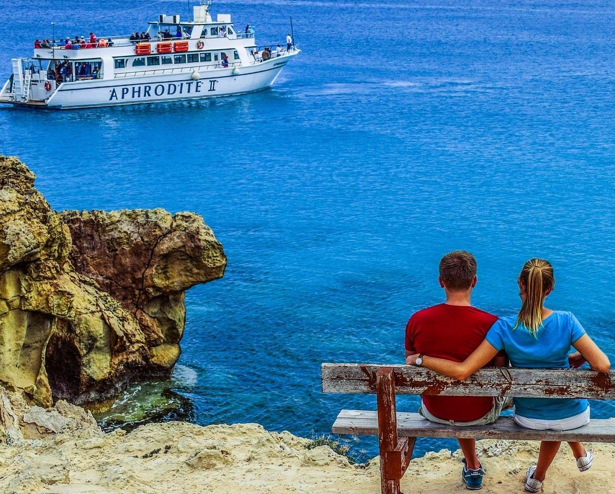 Een stel op een bankje en een schip op zee legpuzzel online