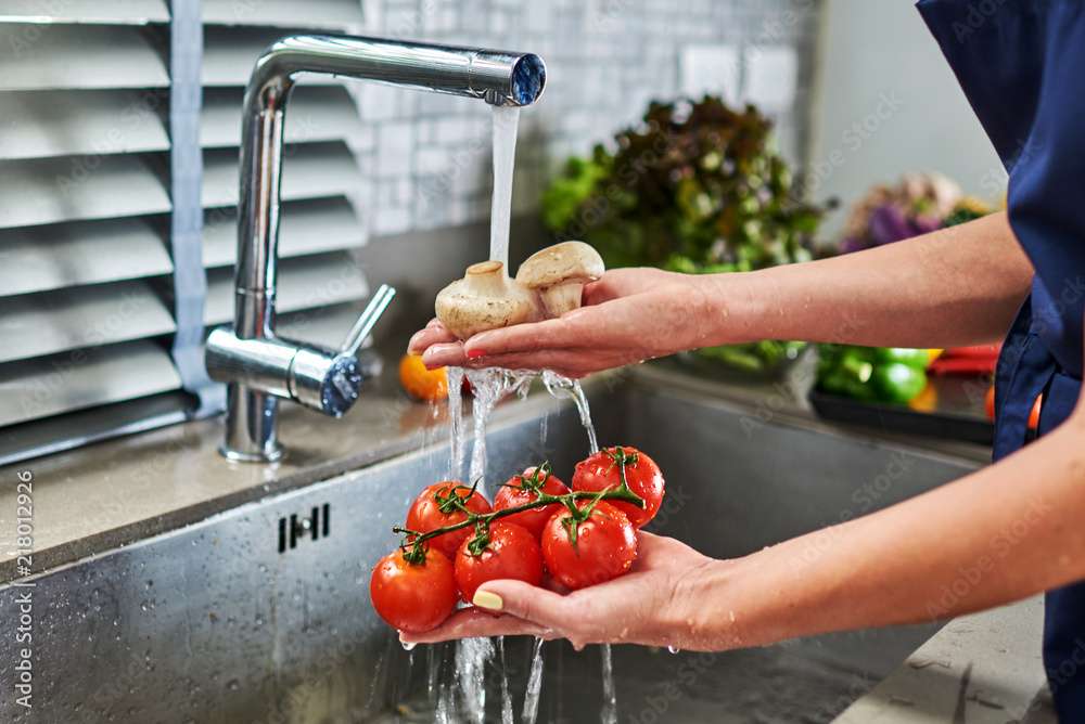 Lavar tomates y champiñones rompecabezas en línea