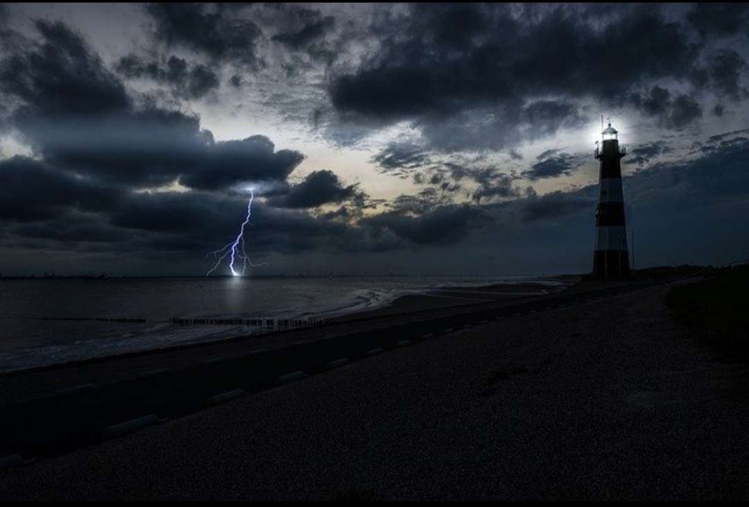 Prachtig uitzicht op de vuurtoren tijdens een storm online puzzel