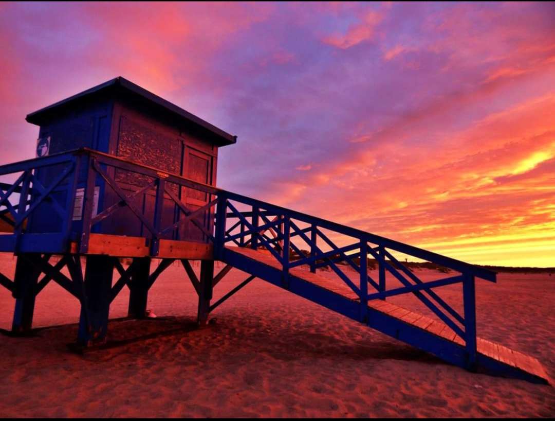 Coucher de soleil sur la plage de Bobolin, Pologne puzzle en ligne