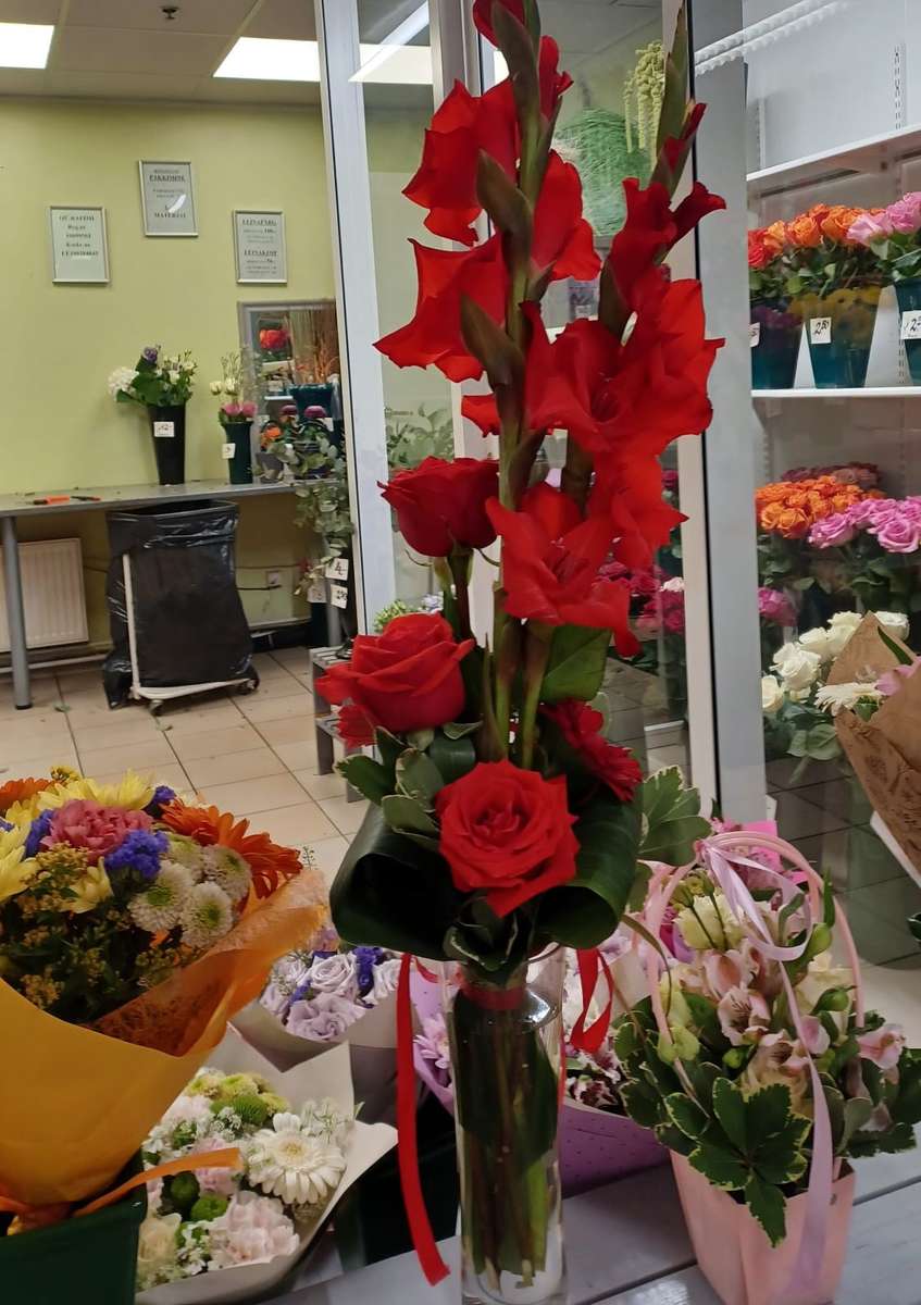 röda gladioler i blomsteraffären Pussel online