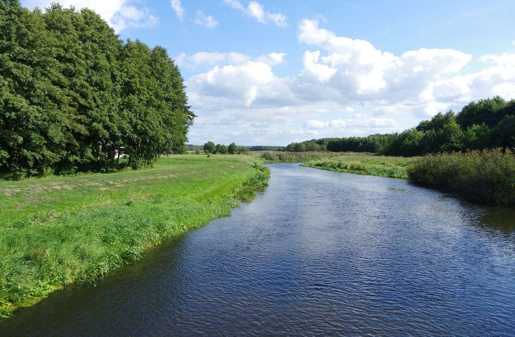 Polnische Landschaft mit einem Fluss Puzzlespiel online