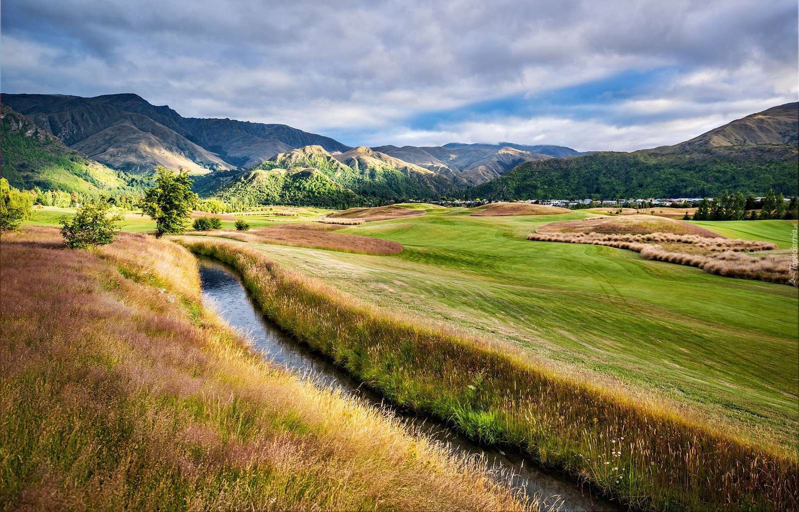 Paysage avec une rivière puzzle en ligne