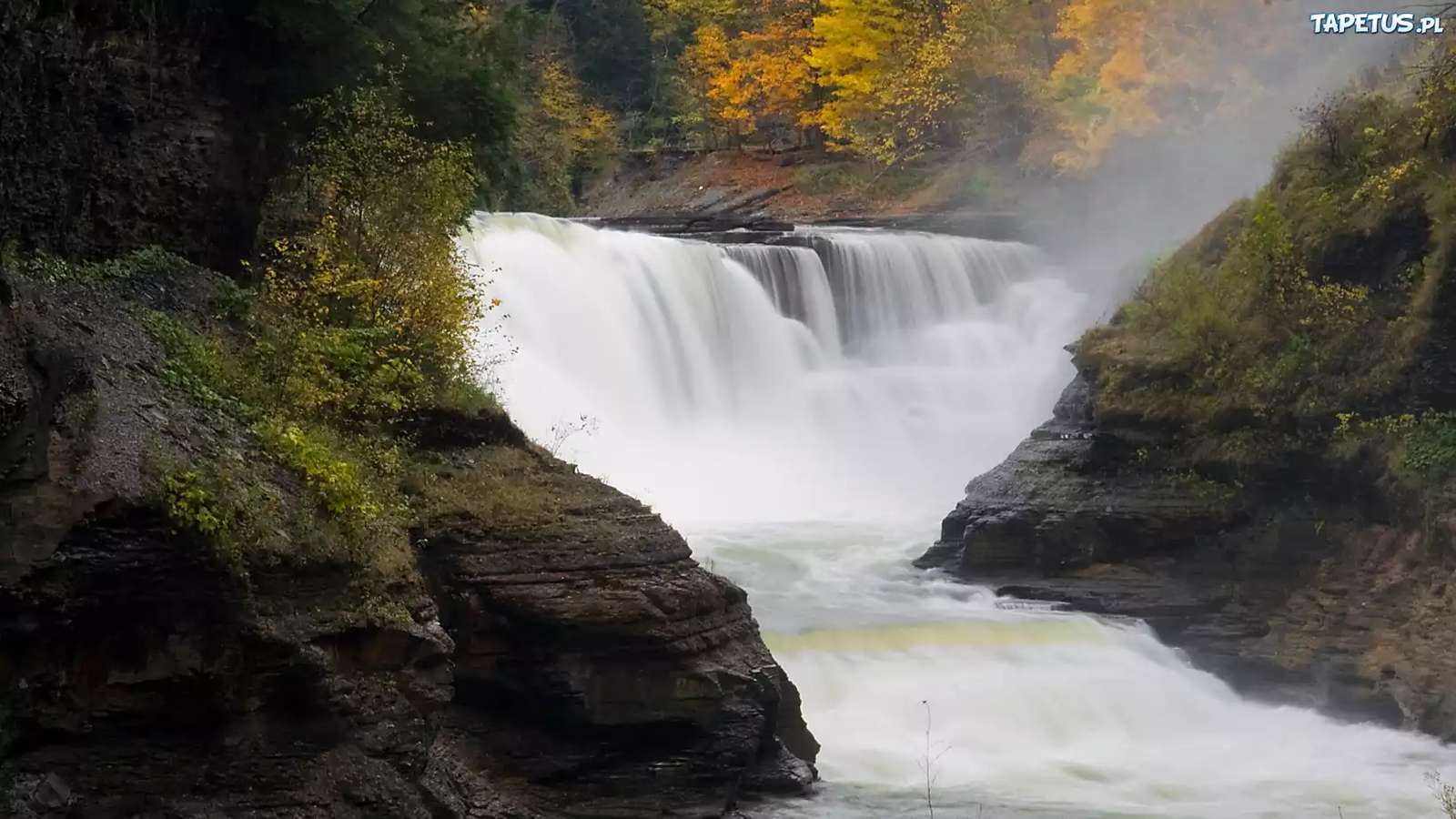 Fluss und Wasserfall im Herbst Online-Puzzle