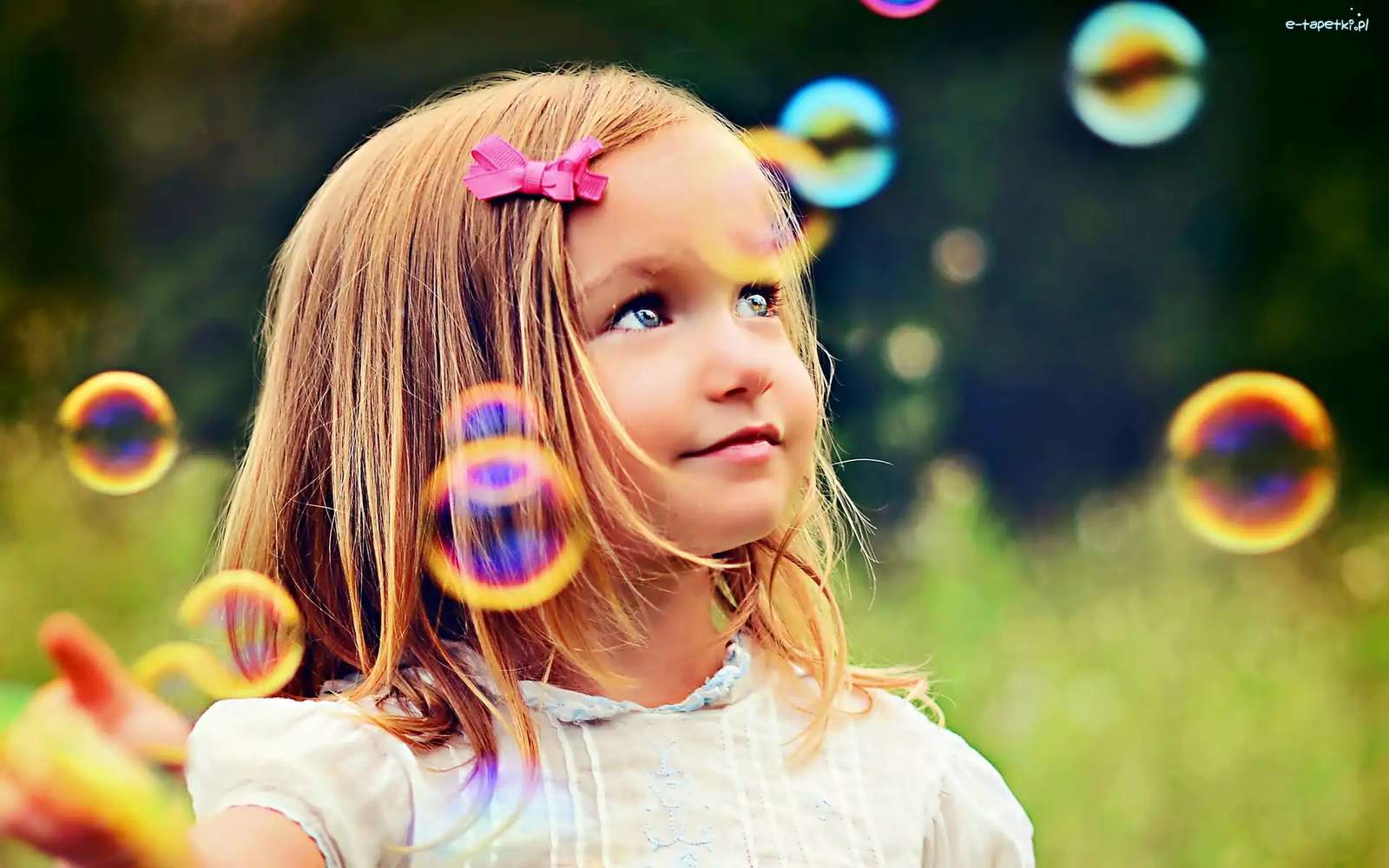 Niña con pompas de jabón rompecabezas en línea