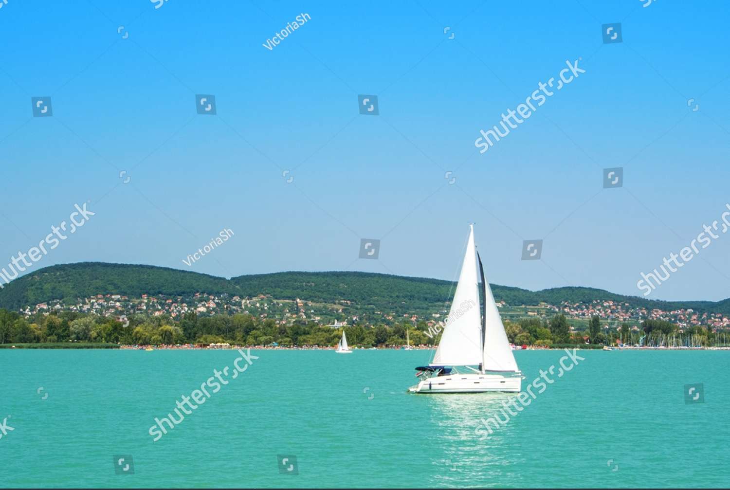 Плавающий парусник на воде онлайн-пазл