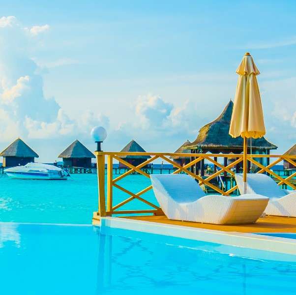 Au bord de la piscine aux Maldives puzzle en ligne