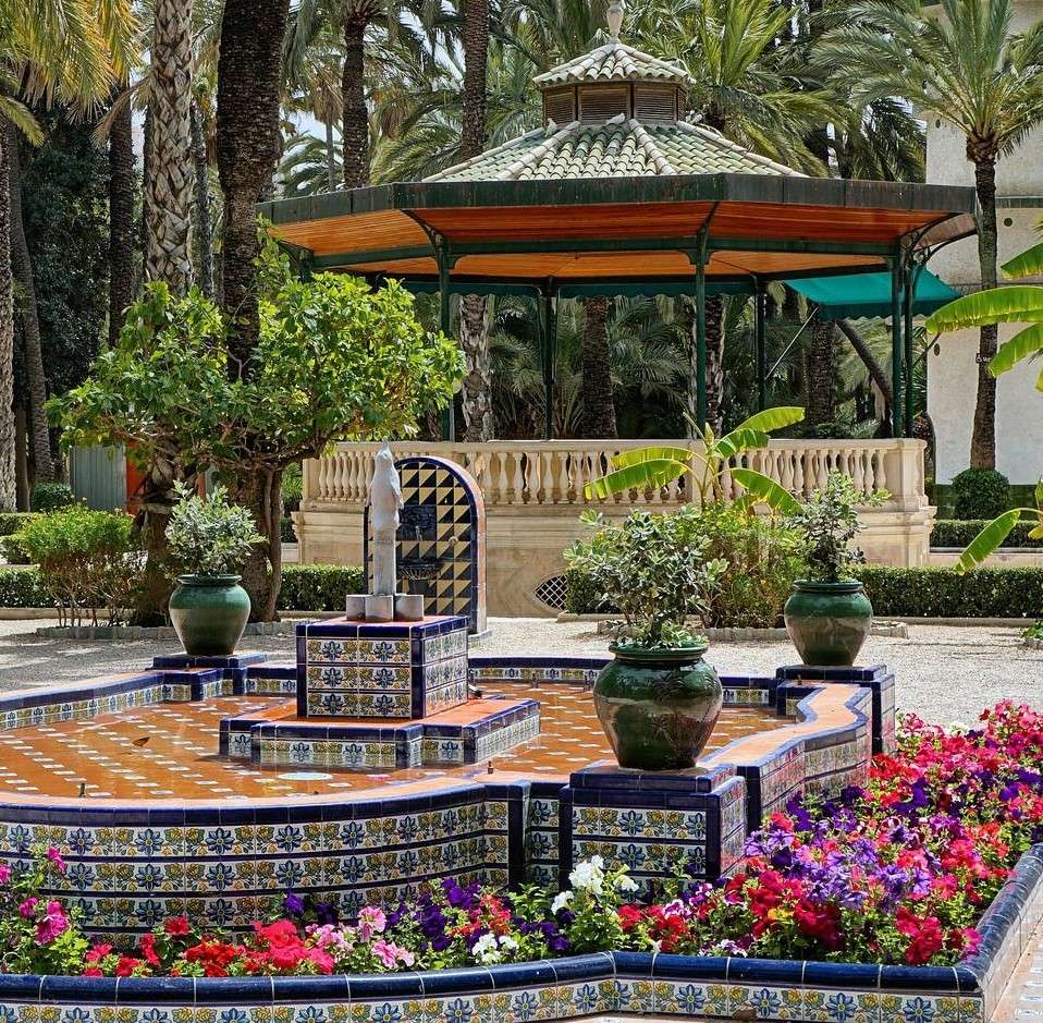 Belvédère et fontaine dans le parc des palmiers d'Elche puzzle en ligne