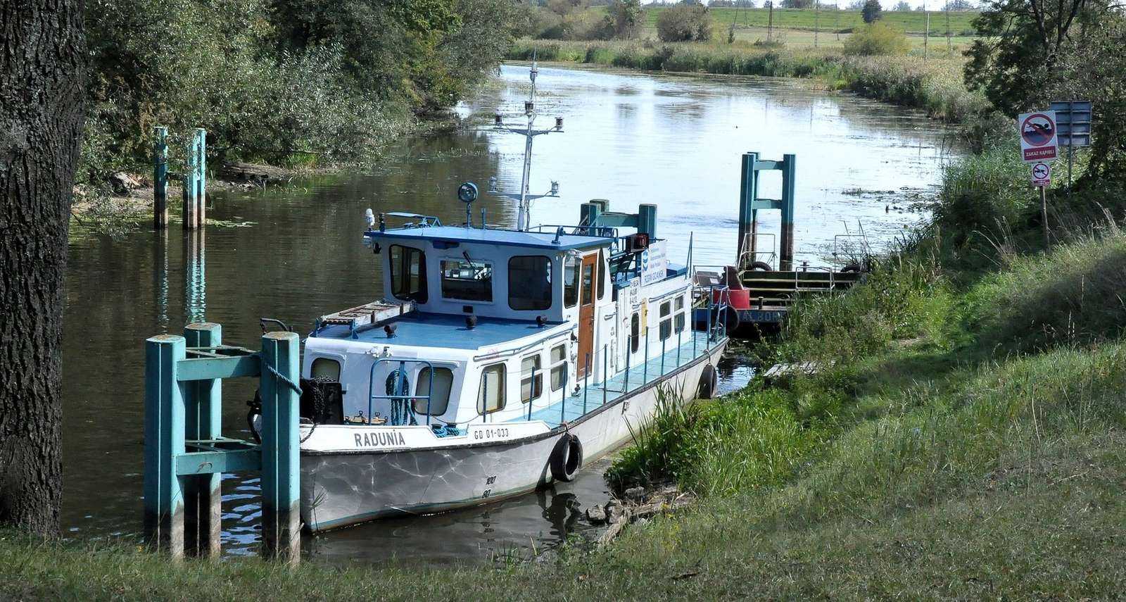 Ship at the lock jigsaw puzzle online