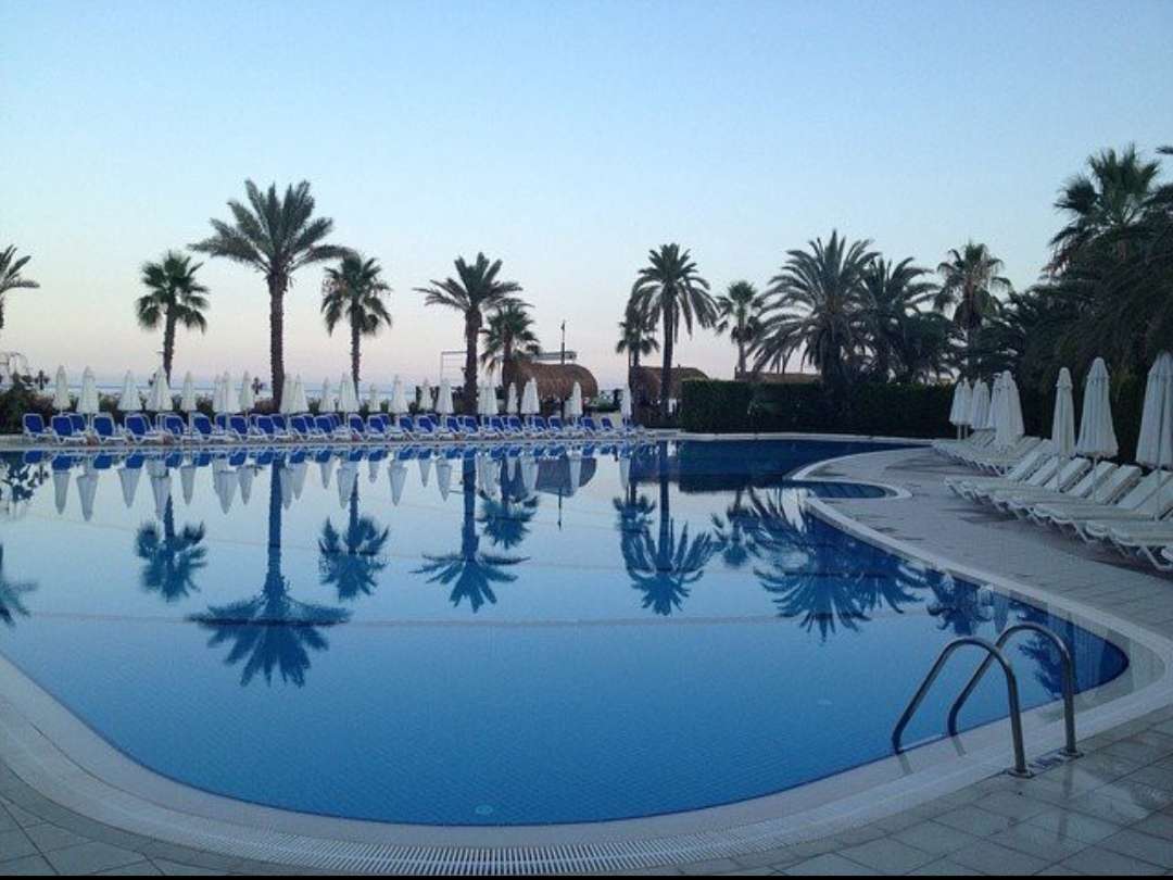 Hermosa piscina, Kemer, Türkiye rompecabezas en línea