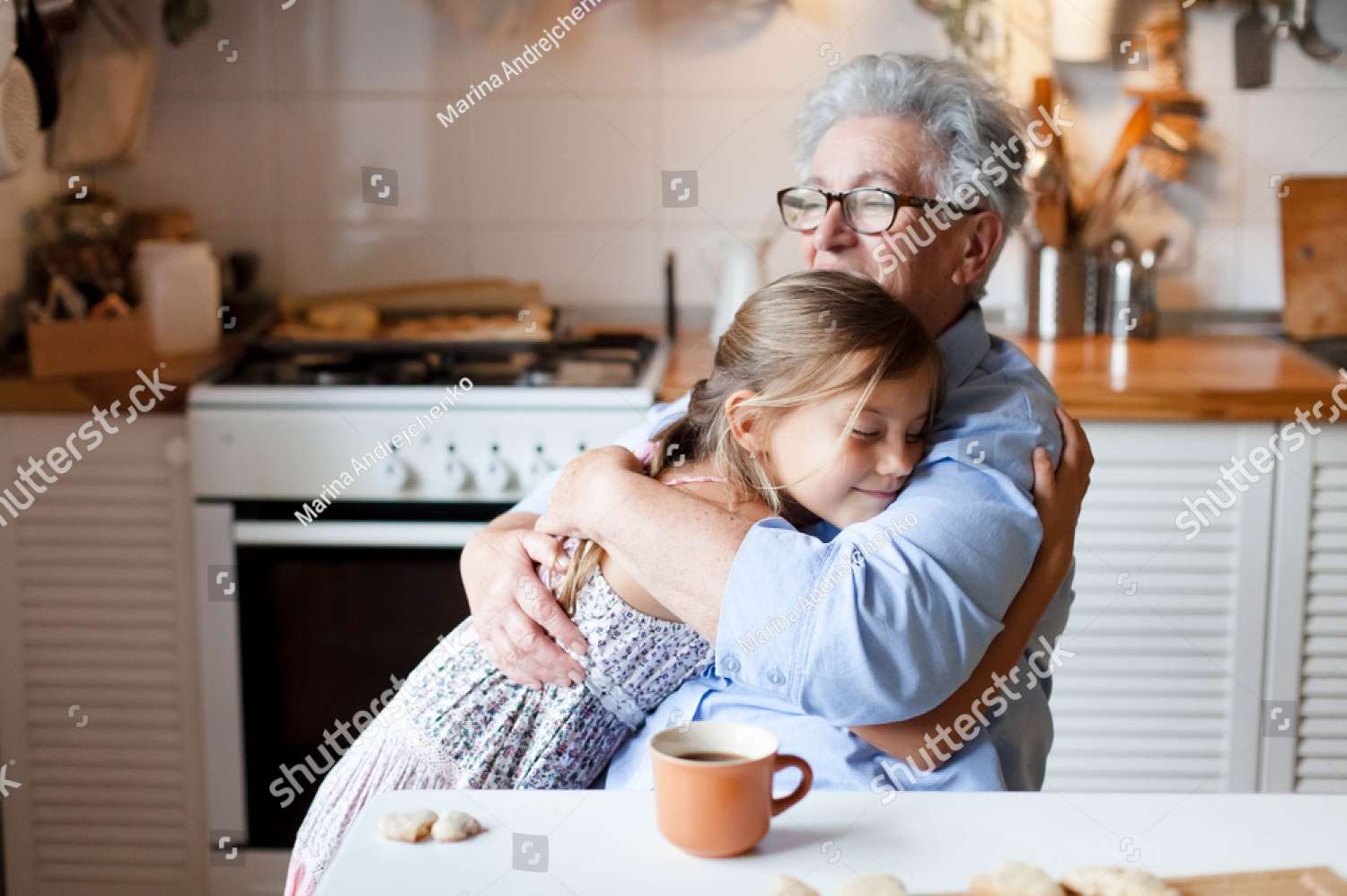 Oma knuffelt haar kleindochter legpuzzel online