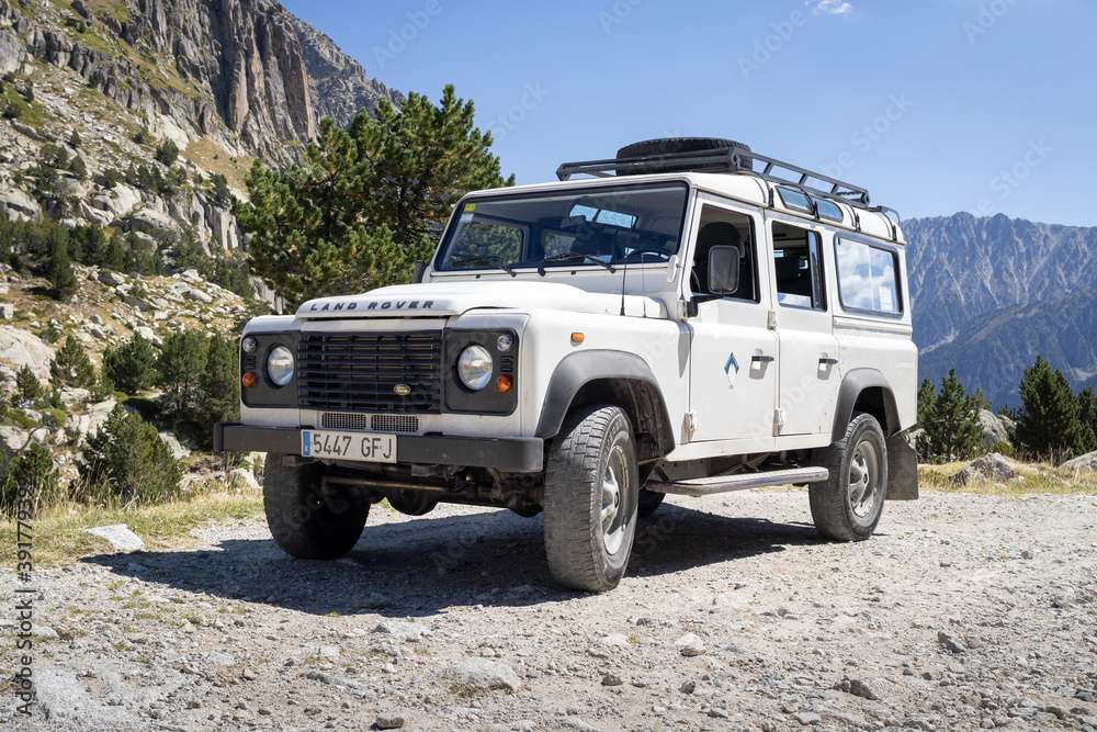 Land Rover Blanco, Montañas rompecabezas en línea