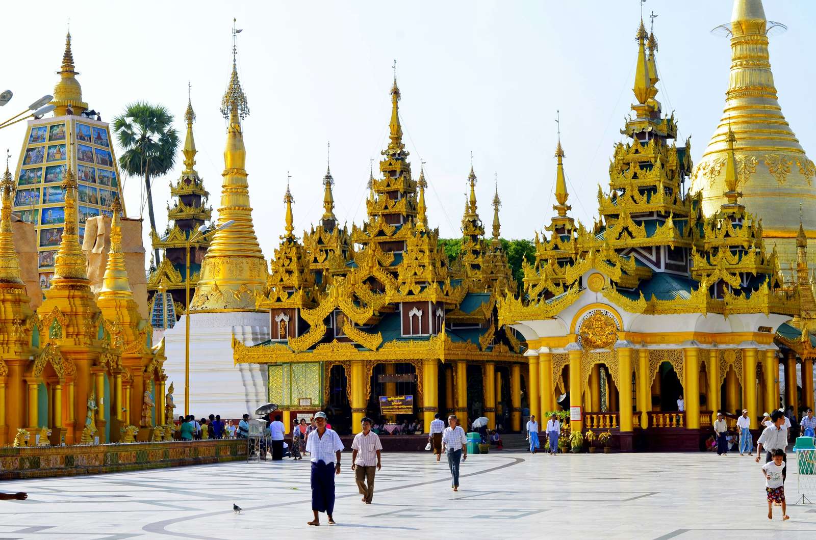 Shwedagon Pagoda Road, Yangon, Myanmar online puzzle