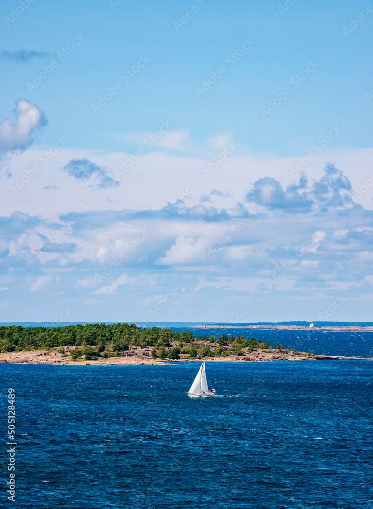 Barco flotando a lo largo de la costa de Finlandia rompecabezas en línea