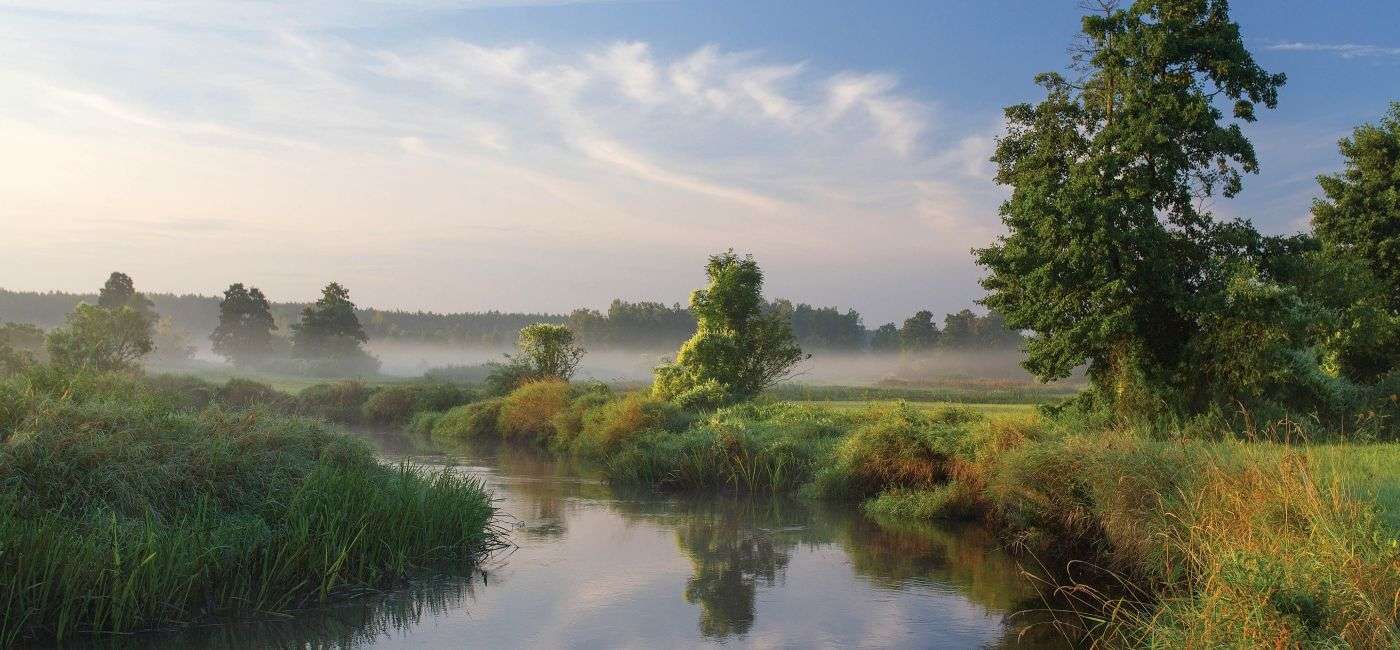 Polnische Landschaft mit einem Fluss Online-Puzzle