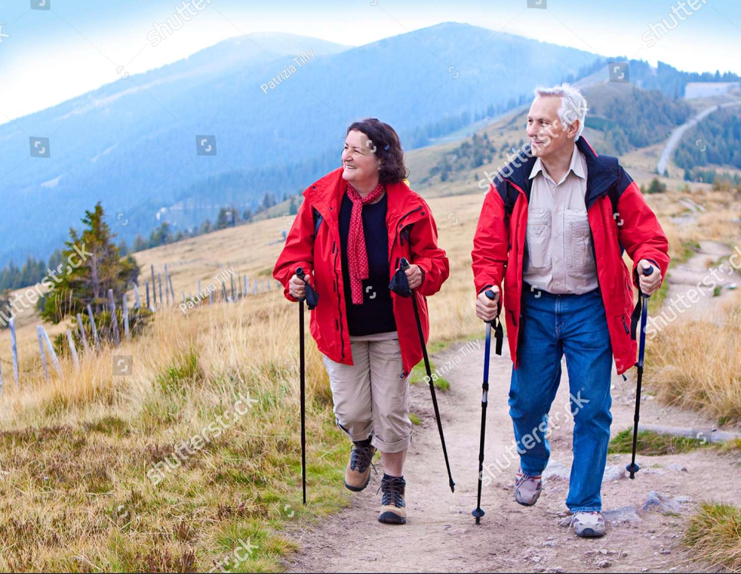 Excursión de senderismo para personas mayores en la montaña. rompecabezas en línea