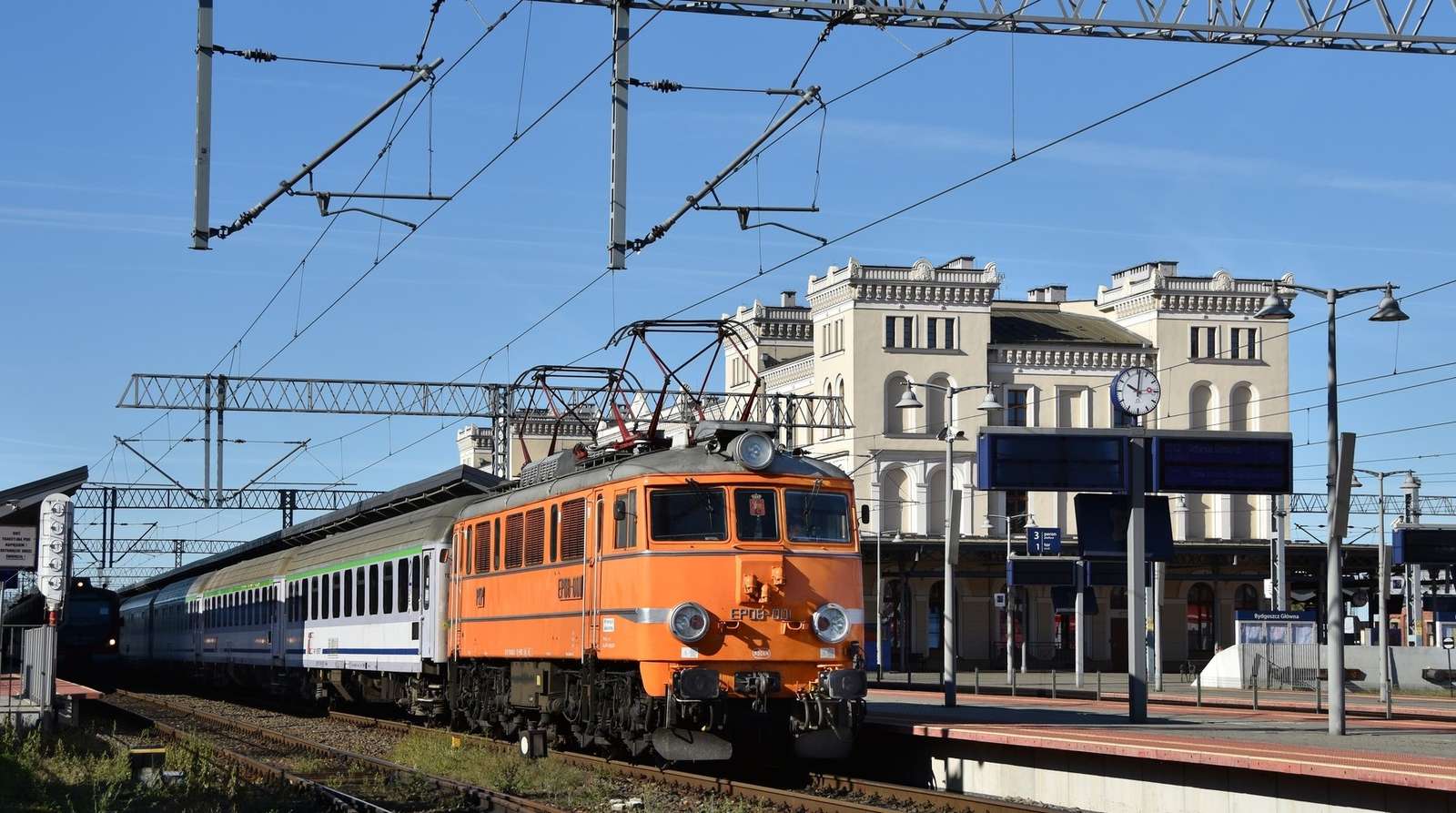 Tren în gara din Bydgoszcz jigsaw puzzle online