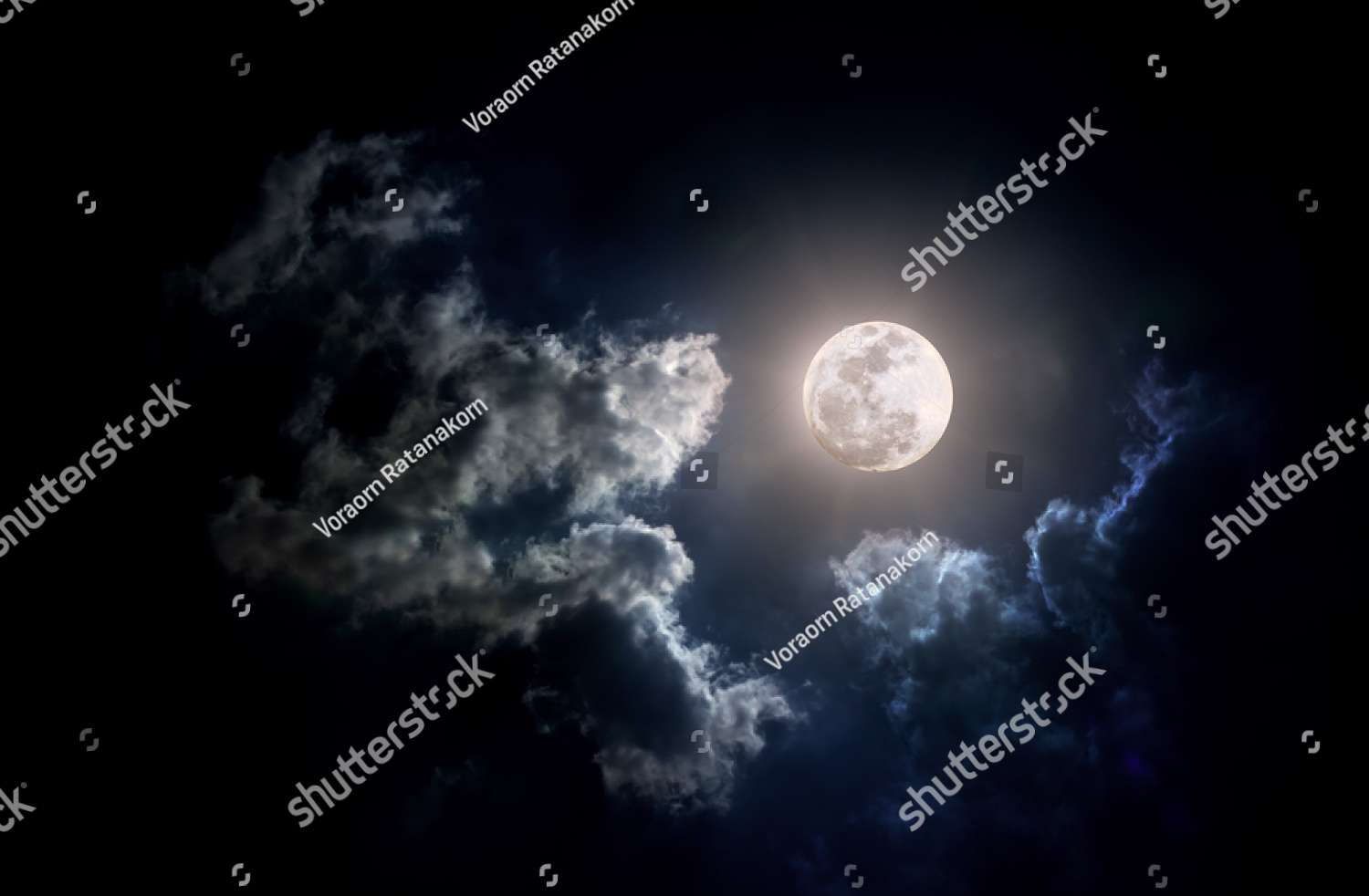 Belle pleine lune dans le ciel nocturne puzzle en ligne