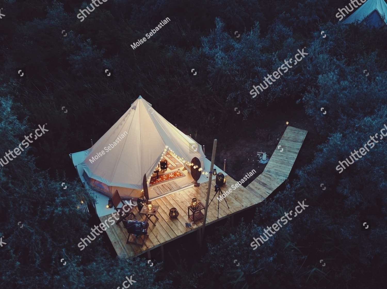 Una bellissima tenda in mezzo alla foresta puzzle online