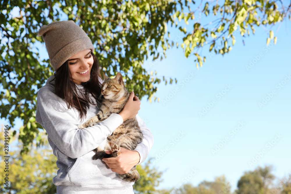 Frau mit Katze Online-Puzzle