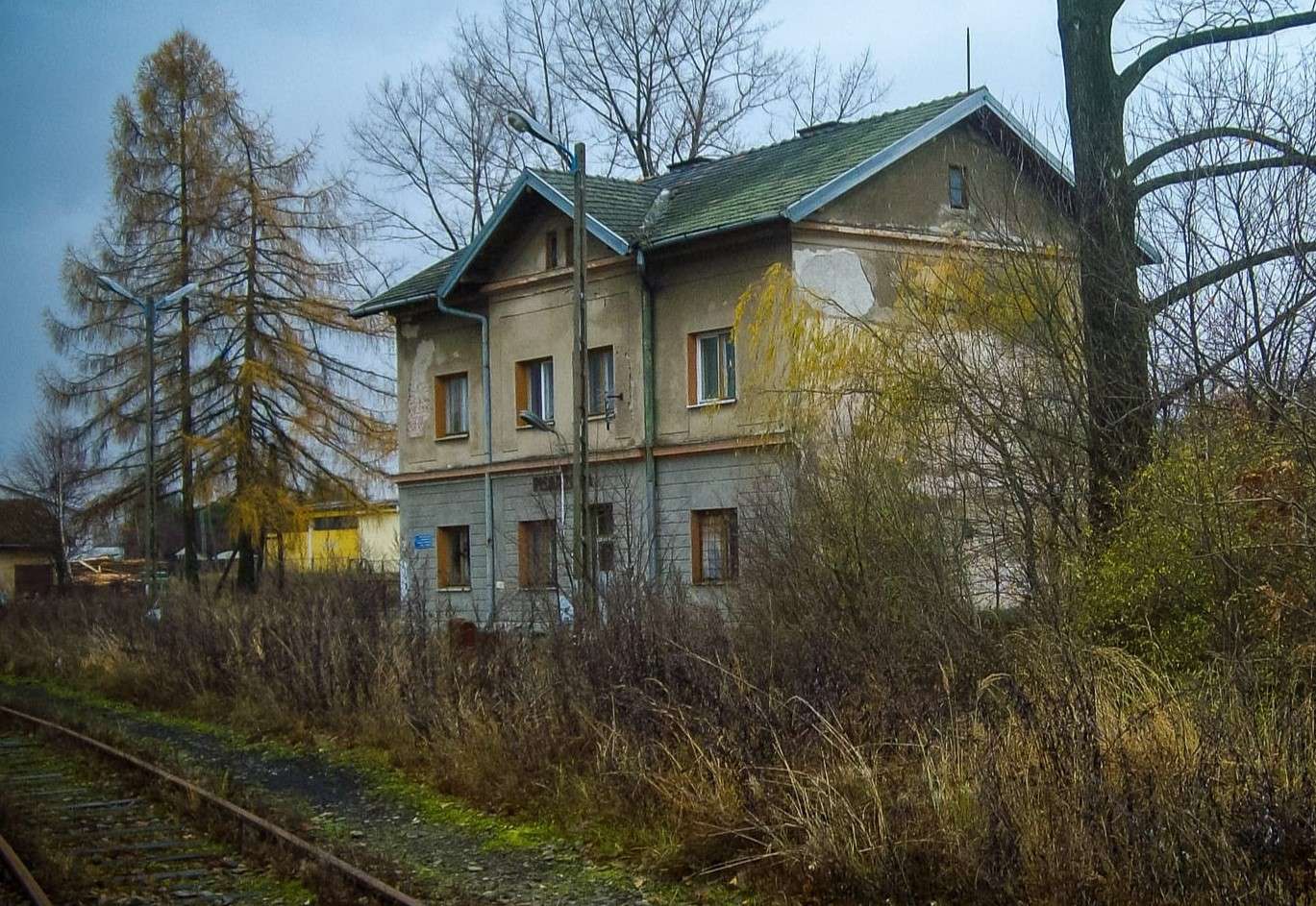 House by the tracks in Pisarzowa jigsaw puzzle online