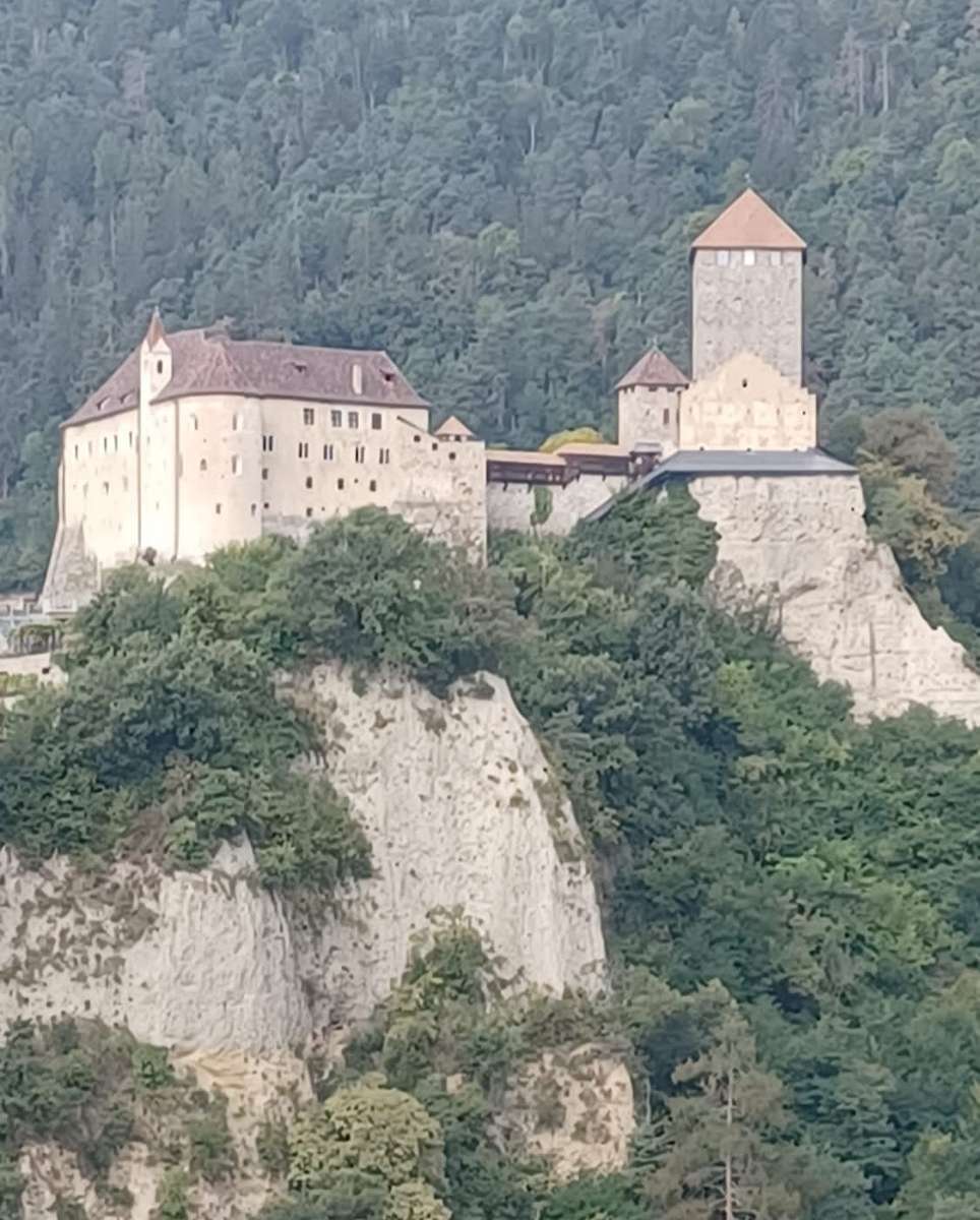 Italien-Kloster auf dem Berg Online-Puzzle