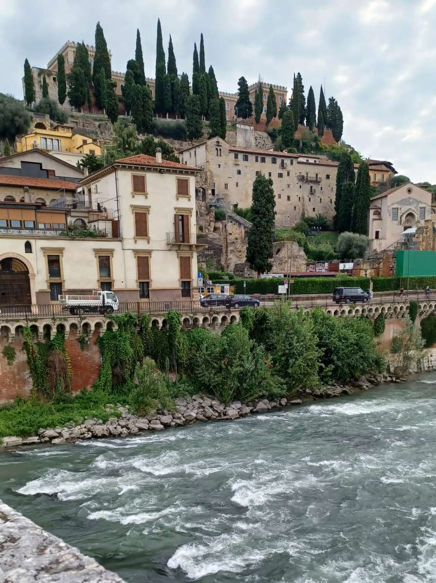 イタリアの川沿いの家々 オンラインパズル