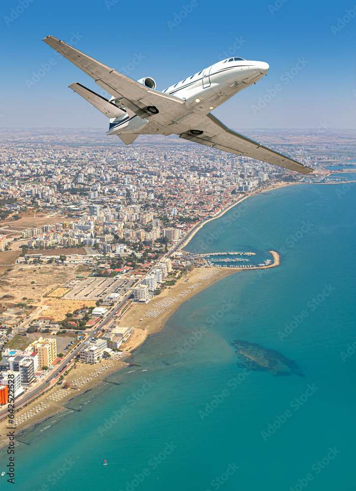 Avión volando sobre la playa en Chipre rompecabezas en línea