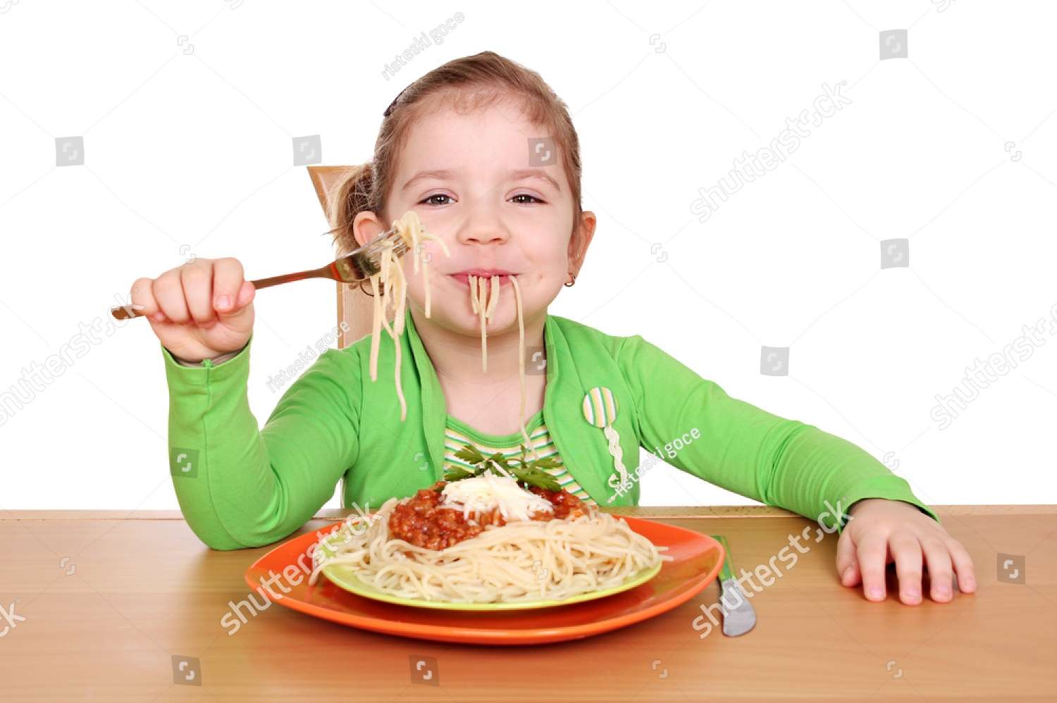 Niña comiendo espaguetis rompecabezas en línea