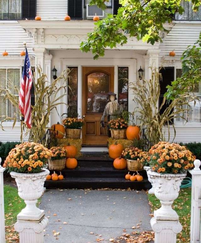 家の前のハロウィーンの飾り付け オンラインパズル