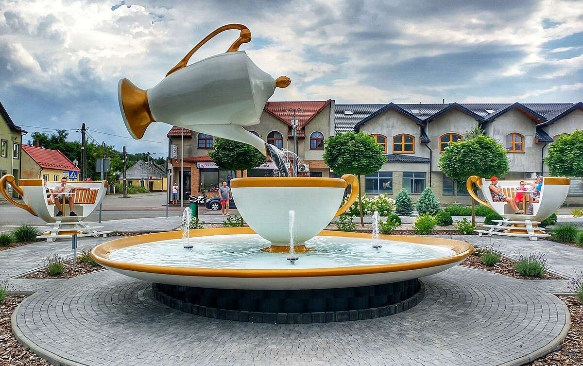 Fountain on the market square in Ćmielów jigsaw puzzle online