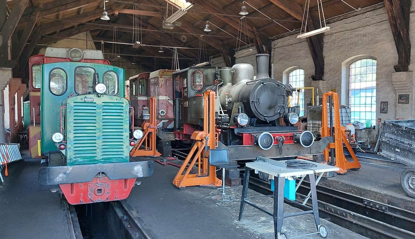 In un'officina di riparazione ferroviaria puzzle online